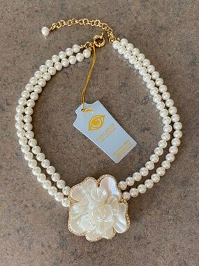 Eye Candy Los Angeles pearl necklace with alloy shell pearl flower